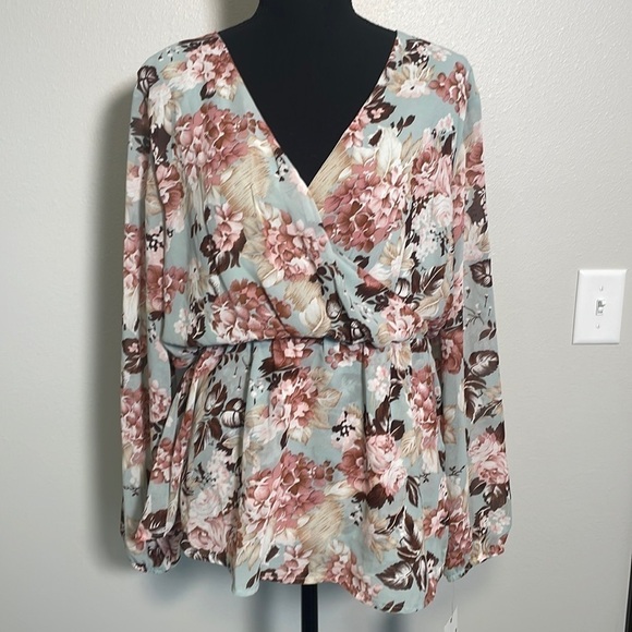 Tops - NWT Crossover Elastic Waist Long Sleeve blouse